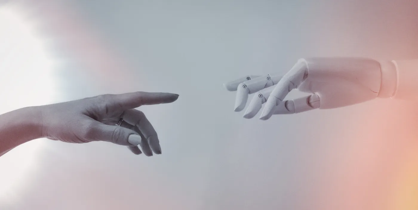 Människans hand möter robotens